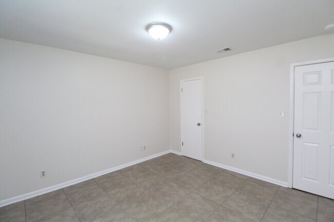 Building Photo - 2-Bedroom Apt. with Walk-In Closet & Private Deck