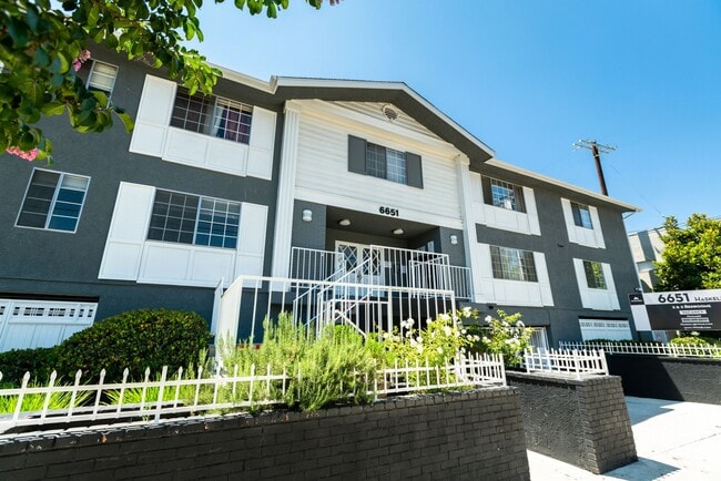 Building Photo - 6651 Haskell Ave