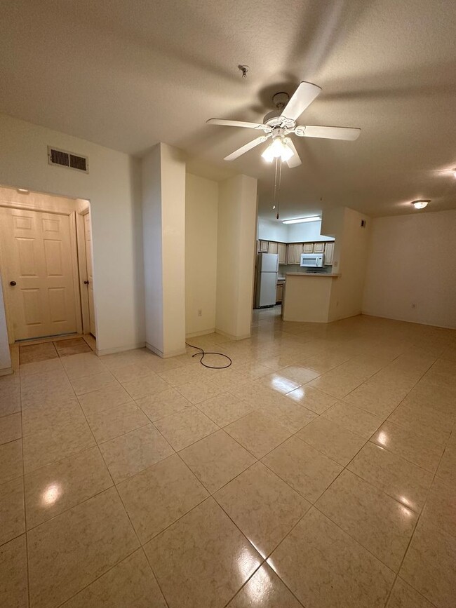Building Photo - Beautiful 2/2 Condo in North Bonita - Acro...
