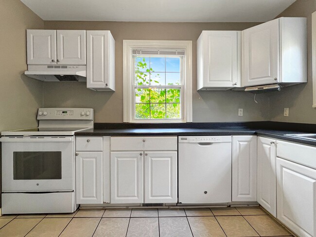 Building Photo - Charming 3-Bedroom Brick Colonial in Edgewood