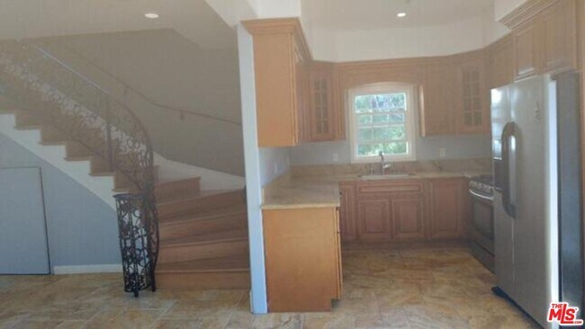 Building Photo - 28247 Via Acero St
