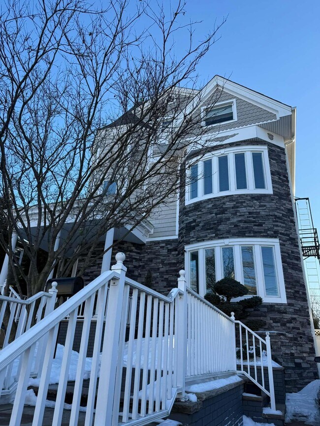 Building Photo - 19-21-21 Carlton Ave