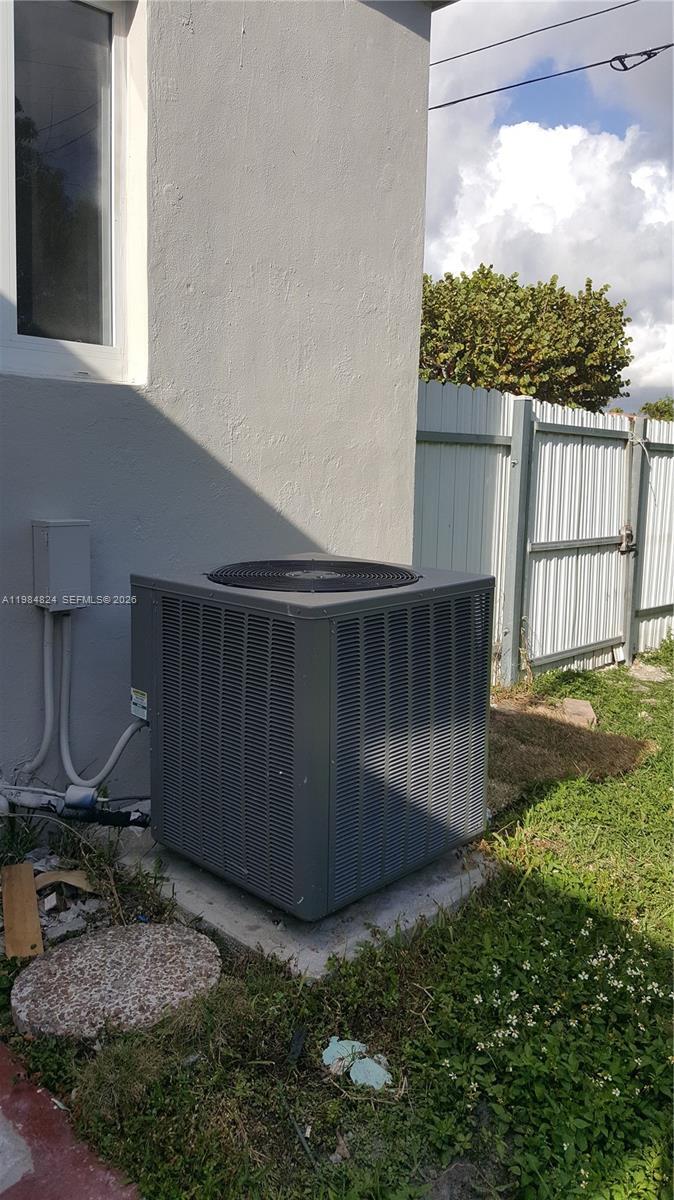 Building Photo - 6300 SW 21st St