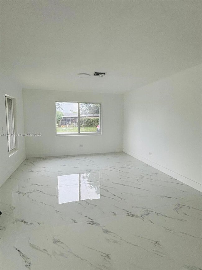 Building Photo - 1598 NE 174th St