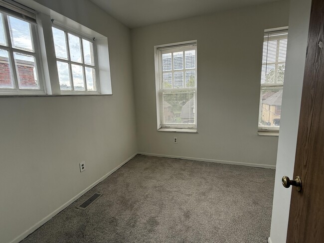 Building Photo - 590 Parkview Dr