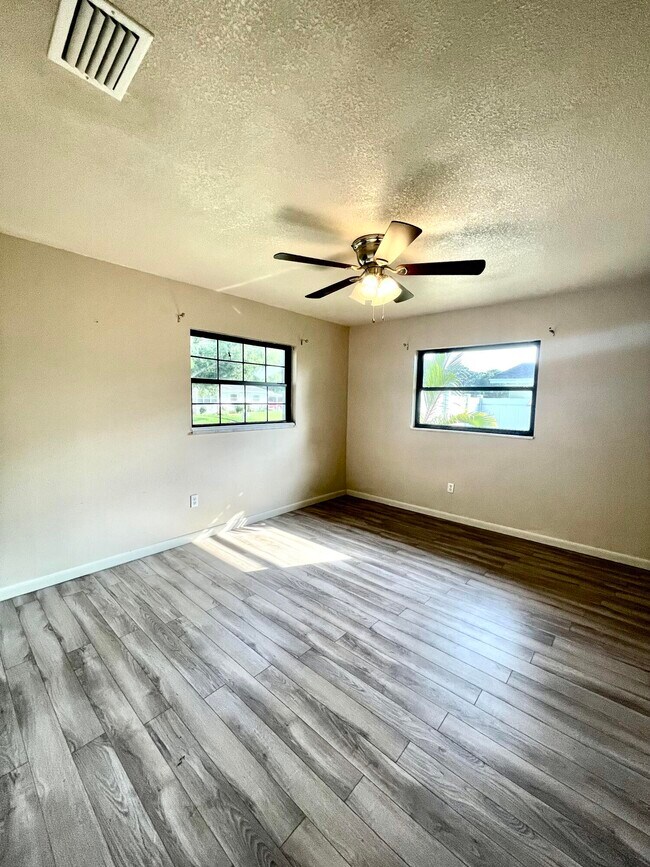 Building Photo - 3025 Briarwood Ln