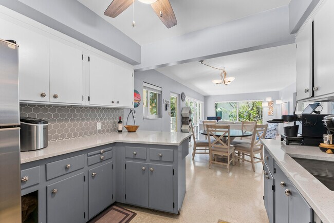 Building Photo - 1203 Hillsboro Mile