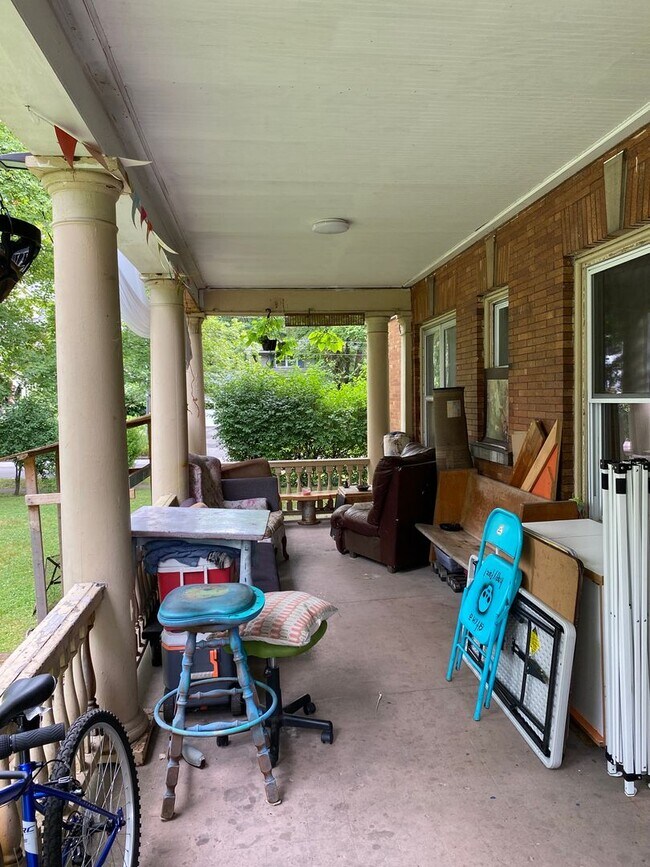 Building Photo - 560-2 Allen - Available 6/1/26 Spacious 2nd/3rd Floor Duplex With 3 Full Baths