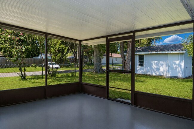 Building Photo - 2 Bedroom, 1.5 Bathroom Home for Rent in Zephyrhills!
