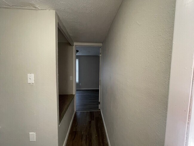 Building Photo - 3 bedroom 1 bath You will love coming Home