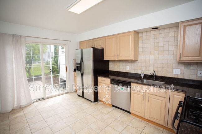 Building Photo - 605 Doral Dr