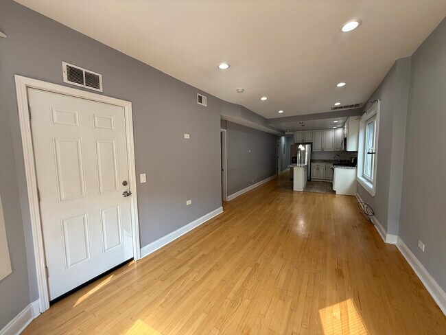 Building Photo - 2449 N Ridgeway Ave