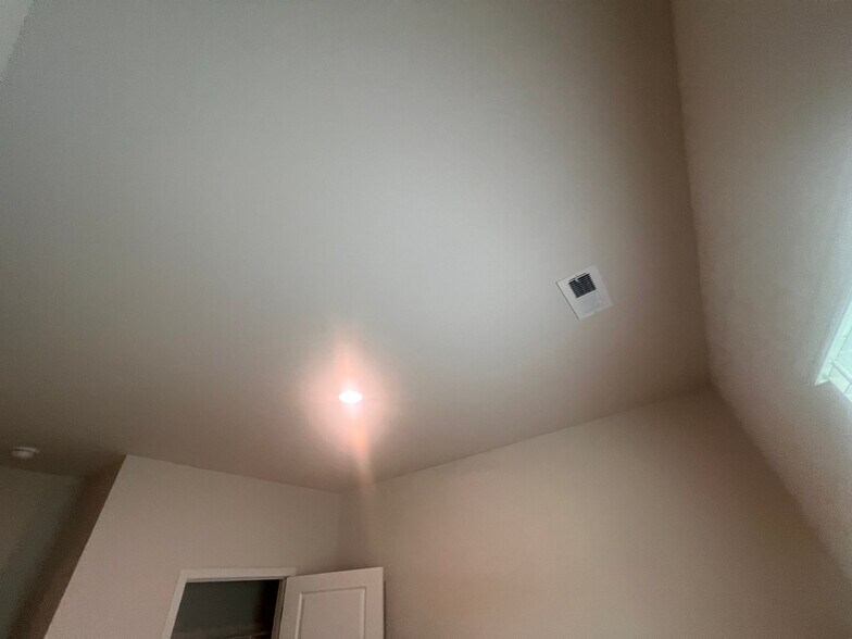 Building Photo - Room in House on Cramer Crk Dr
