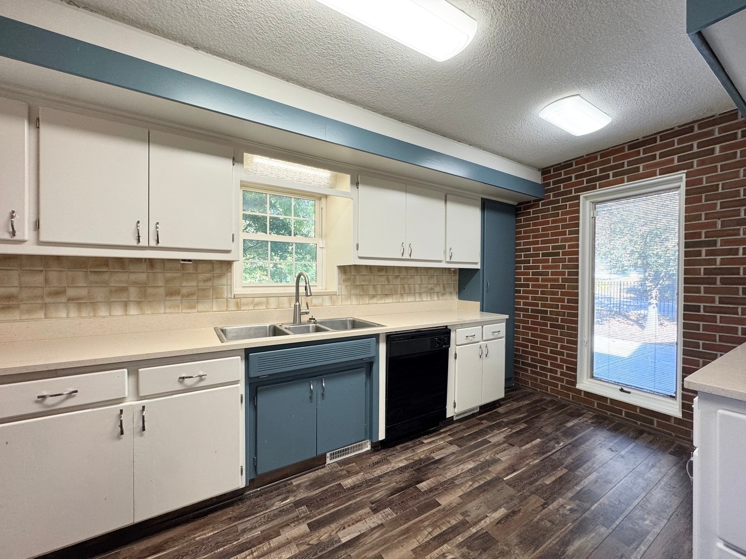 Building Photo - 3640 N Walnut St