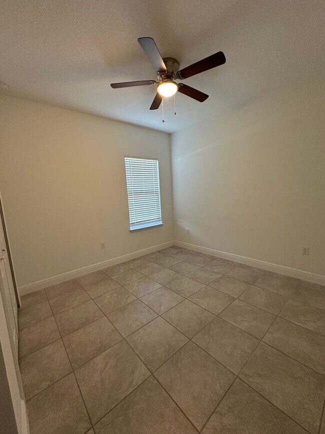 Building Photo - Marion Oaks 4 Bedrooms 2 Baths