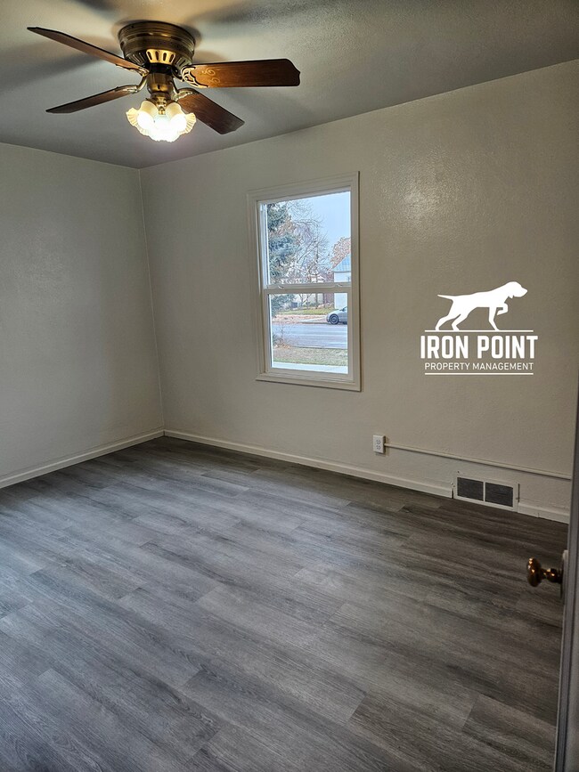 Building Photo - Renovated 3bed/2bath home w/gas fireplace, garage, near downtown Caldwell.