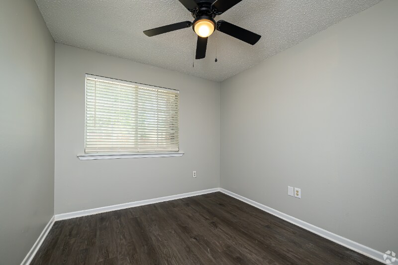 Building Photo - 2121 Lobdell Blvd