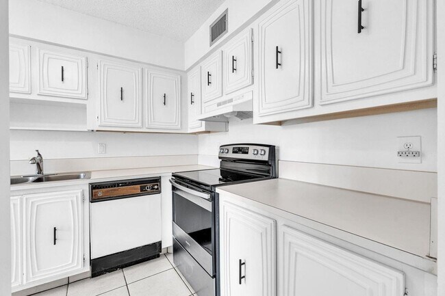 Building Photo - Beautiful 2 bedroom 2 bath in Delray - Desired 55+ community