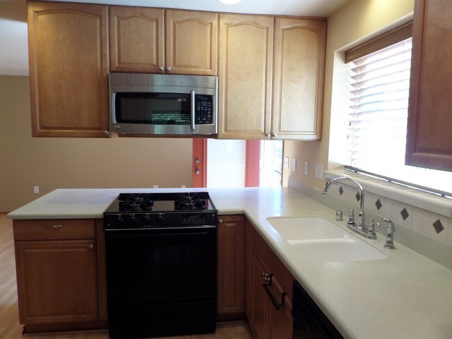 Building Photo - Fabulous 4 Bedroom Home with Gorgeous Fenc...