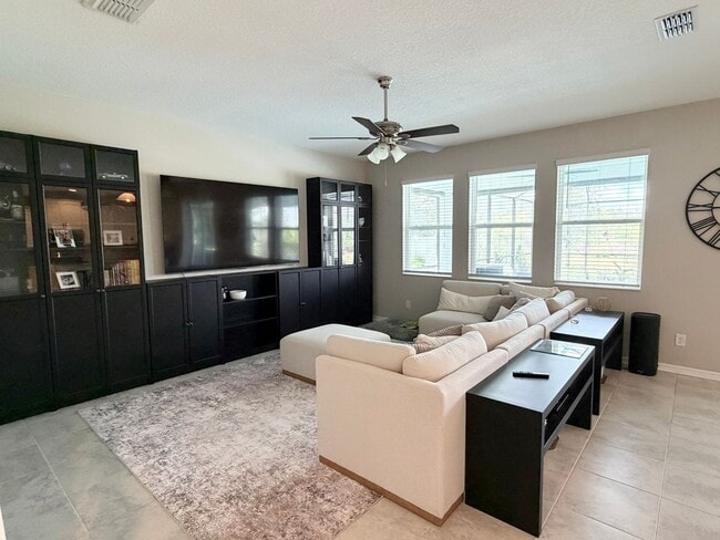 Building Photo - 1659 Chatsworth Cir