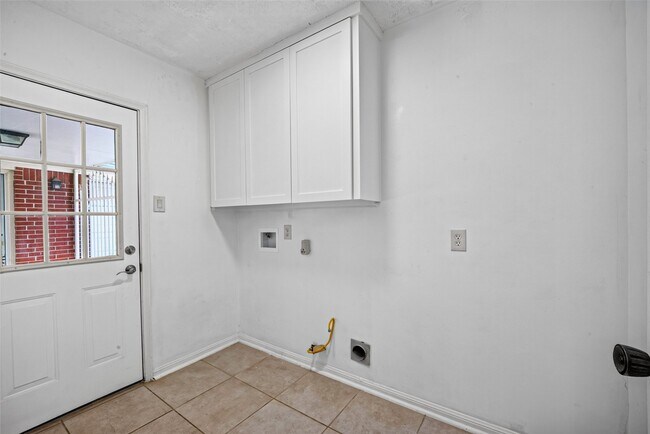Building Photo - 3910 Chile Dr