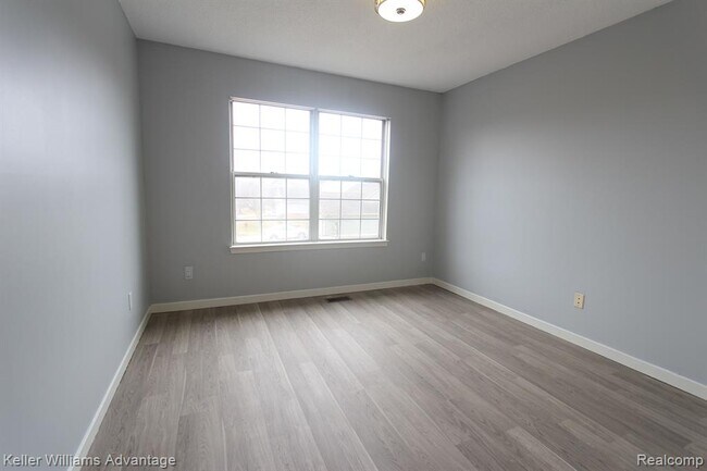 Building Photo - 41498 Cornell Dr