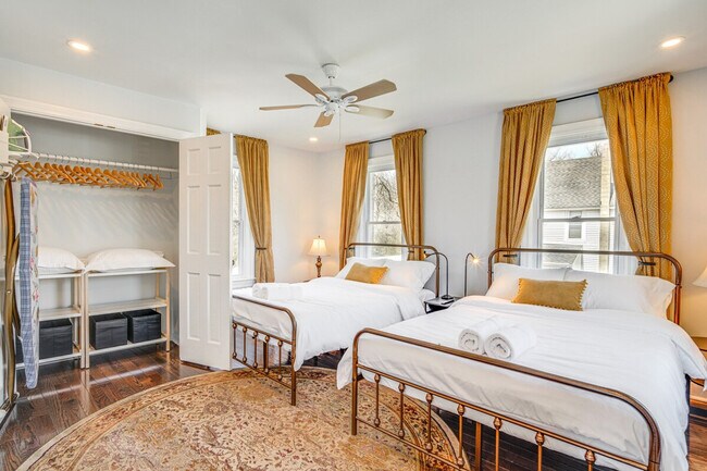 Building Photo - 6127 Longwood Ave