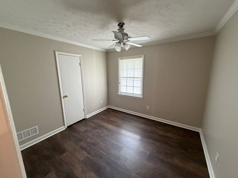 Building Photo - 350 Fennel Wy SW