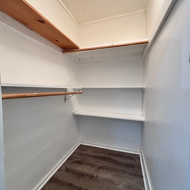 Building Photo - 12 Pine St