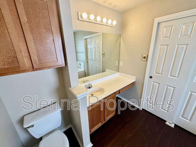 Building Photo - 295 Strawn