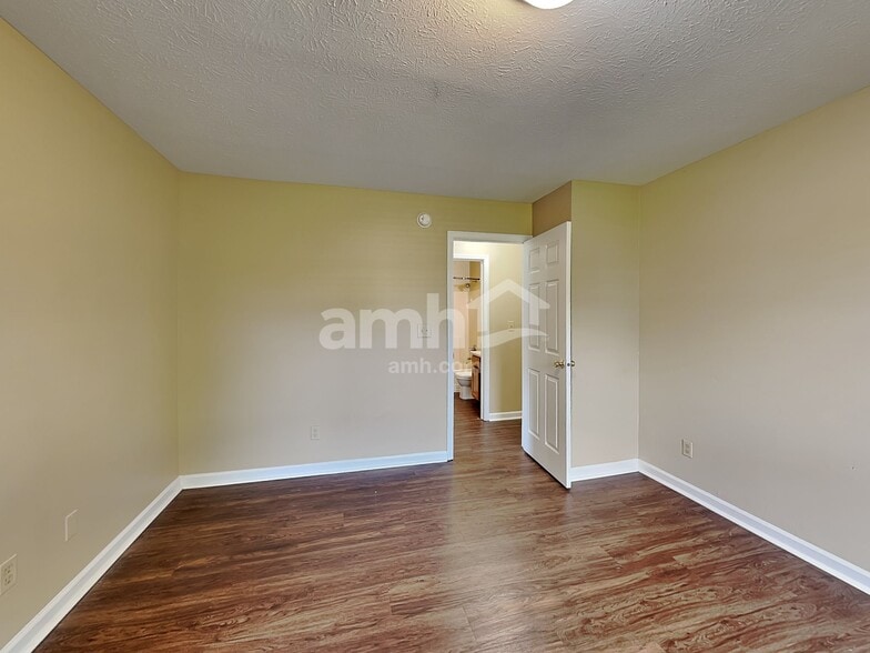 Building Photo - 1702 Acorn Rd