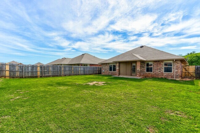 Building Photo - AVAILABLE 3-15-2020  FOR OCCUPANCY IN YUKON, MUSTANG SCHOOLS!