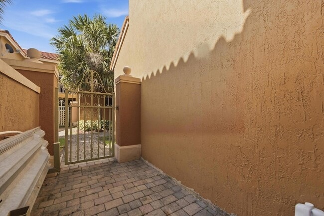 Building Photo - 732 SW 106th Ave