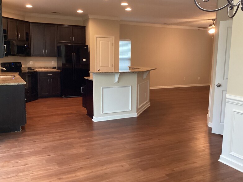 Building Photo - 708 Canyon Dr