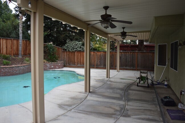 Building Photo - 924 Christy Ct