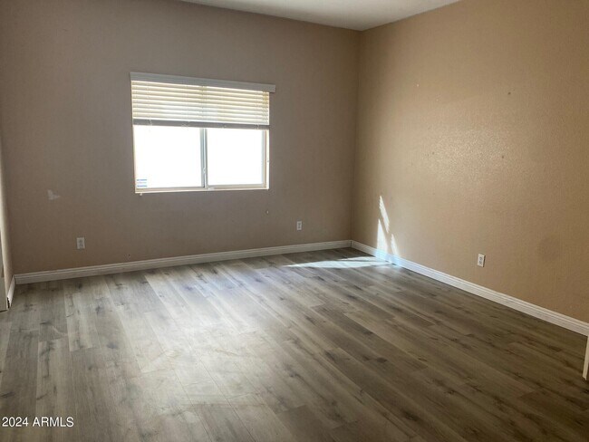 Building Photo - 9210 W Frank Ave