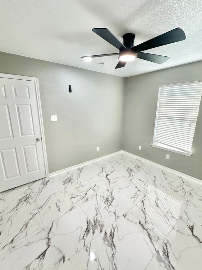 Building Photo - AVAILABLE NOW!!