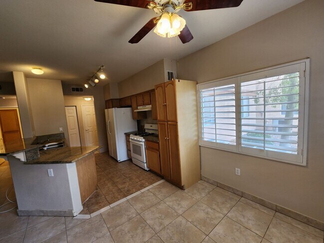 Building Photo - 1050 E Cactus Ave