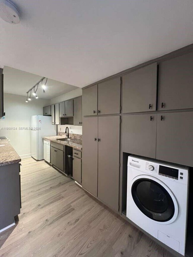 Building Photo - 1100 NE 9th Ave