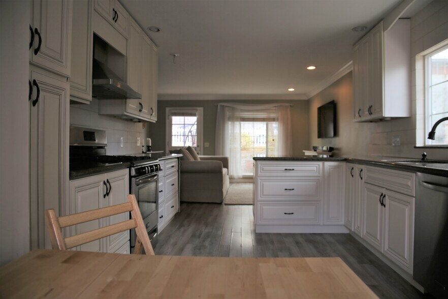 Building Photo - 2011 Rockefeller Ln