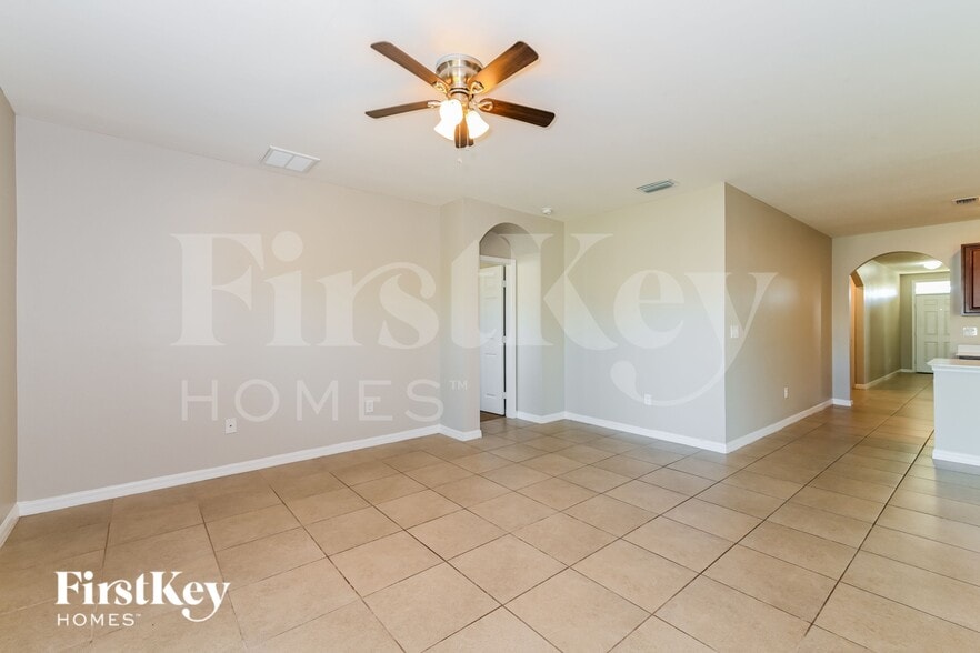 Building Photo - 933 SE 26th Terrace