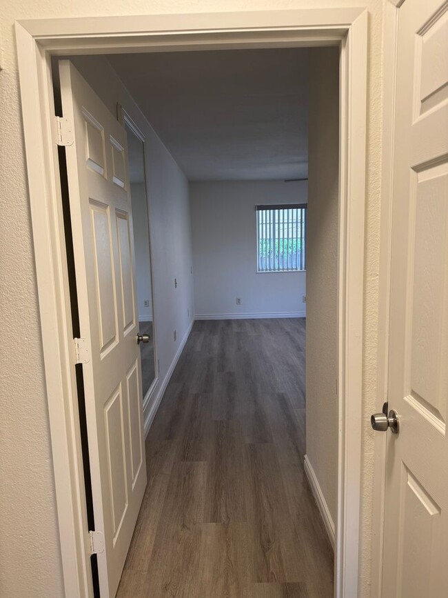 Building Photo - 5 Bedroom, 3.5 Bath, Beautiful 1,856 SQ FT...