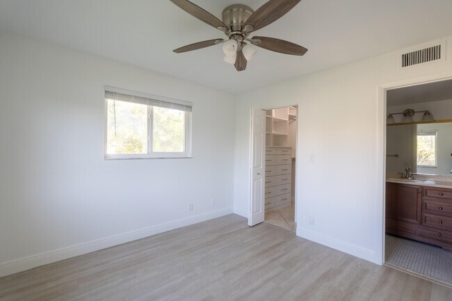 Building Photo - 2108 S Cypress Bend Dr