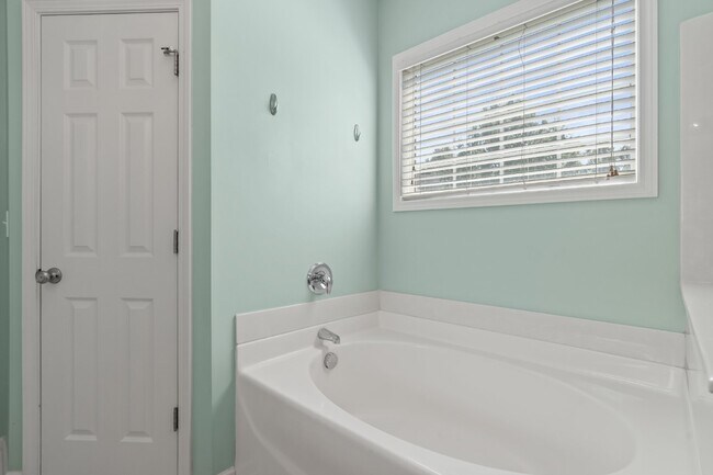 Building Photo - Gorgeous 4 Bedroom Home with Spacious Layo...