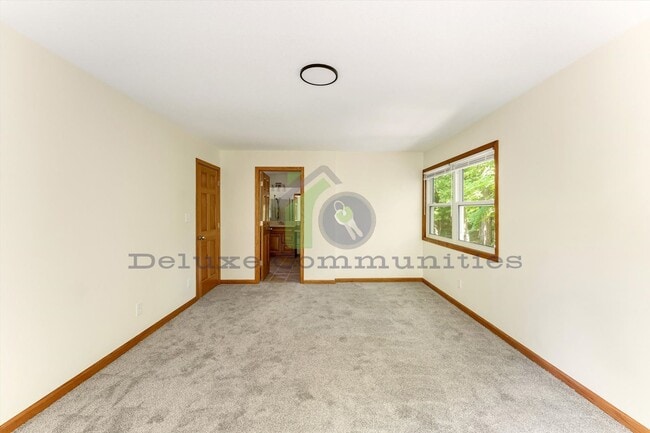 Building Photo - 4 bedroom 3.5 bath