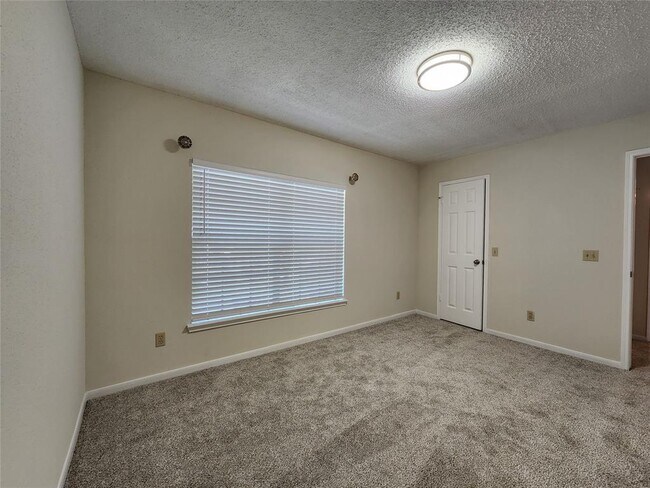 Building Photo - 3226 Country Club Blvd