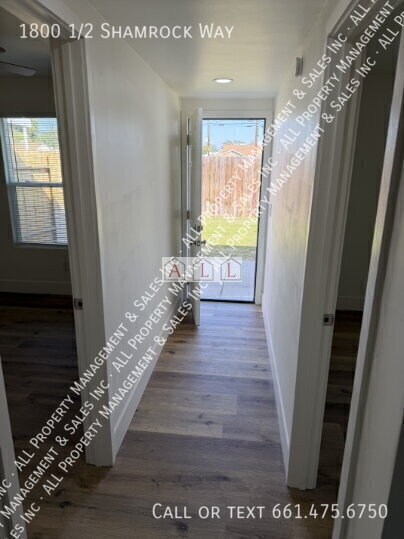 Building Photo - 1800 1/2 Shamrock Way-