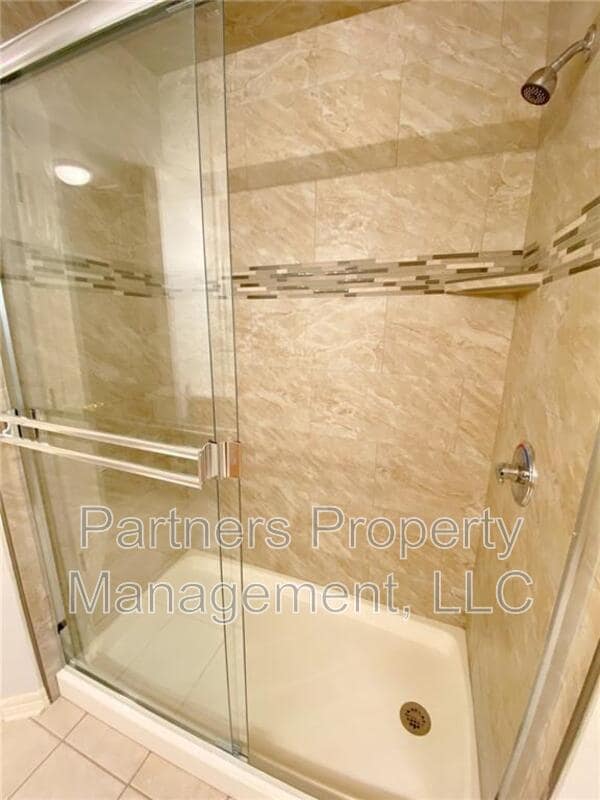 Building Photo - 1633 S Tally Ho Dr