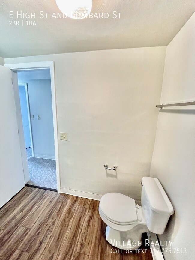 Building Photo - Huge 2-Bed apartment with washer/dryer hoo...