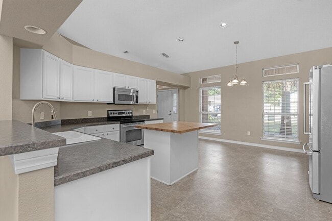 Building Photo - Pet Friendly Home Available Now!
